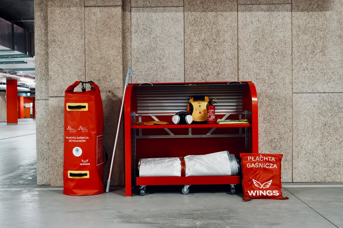 WINGS fire kit: cabinet on a transport platform, fire blanket bag and protective equipment