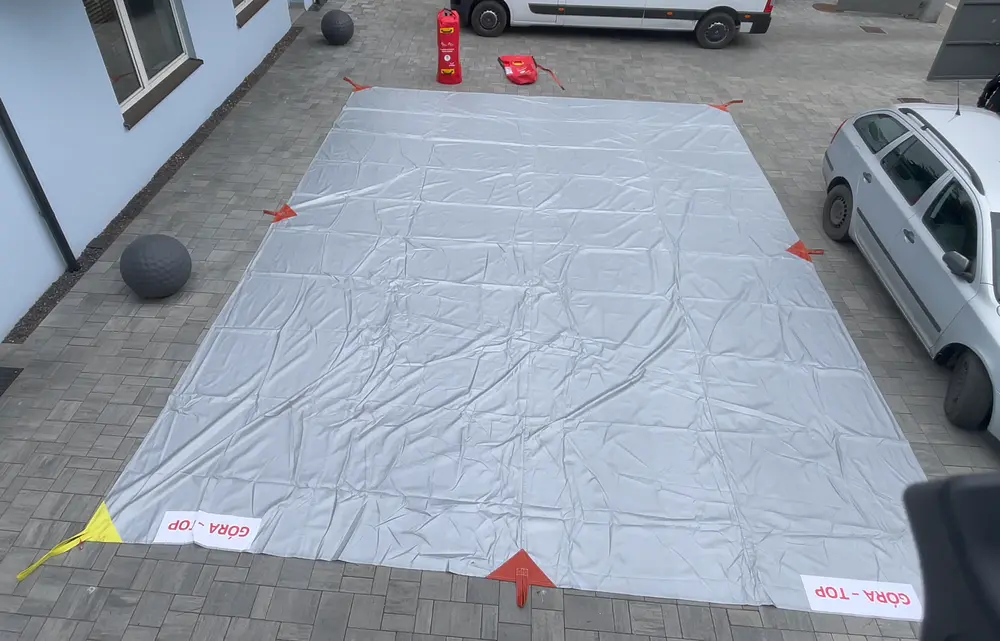 Unfolded WINGS fire blanket with coloured handles and GÓRA – TOP markings